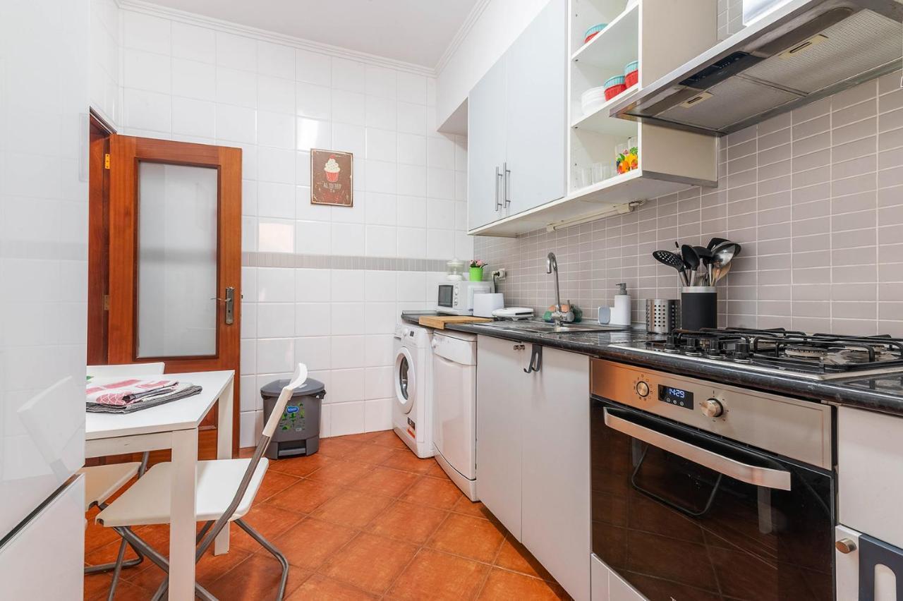 Alm- Spacious. Sunny. Patio. Quiet Area. Fast Wifi Lissabon