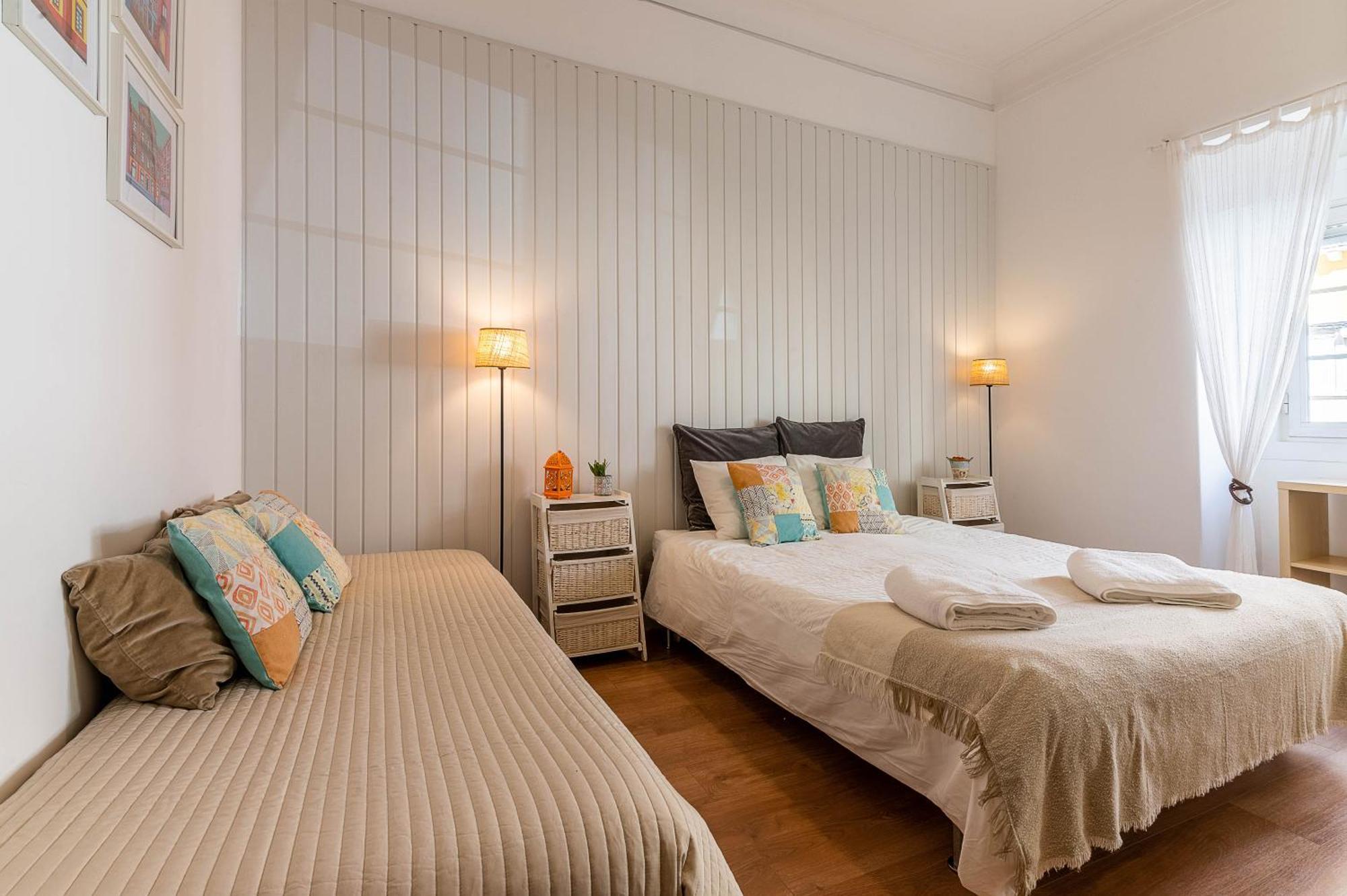 Apartment Alm- Spacious. Sunny. Patio. Quiet Area. Fast Wifi Lissabon