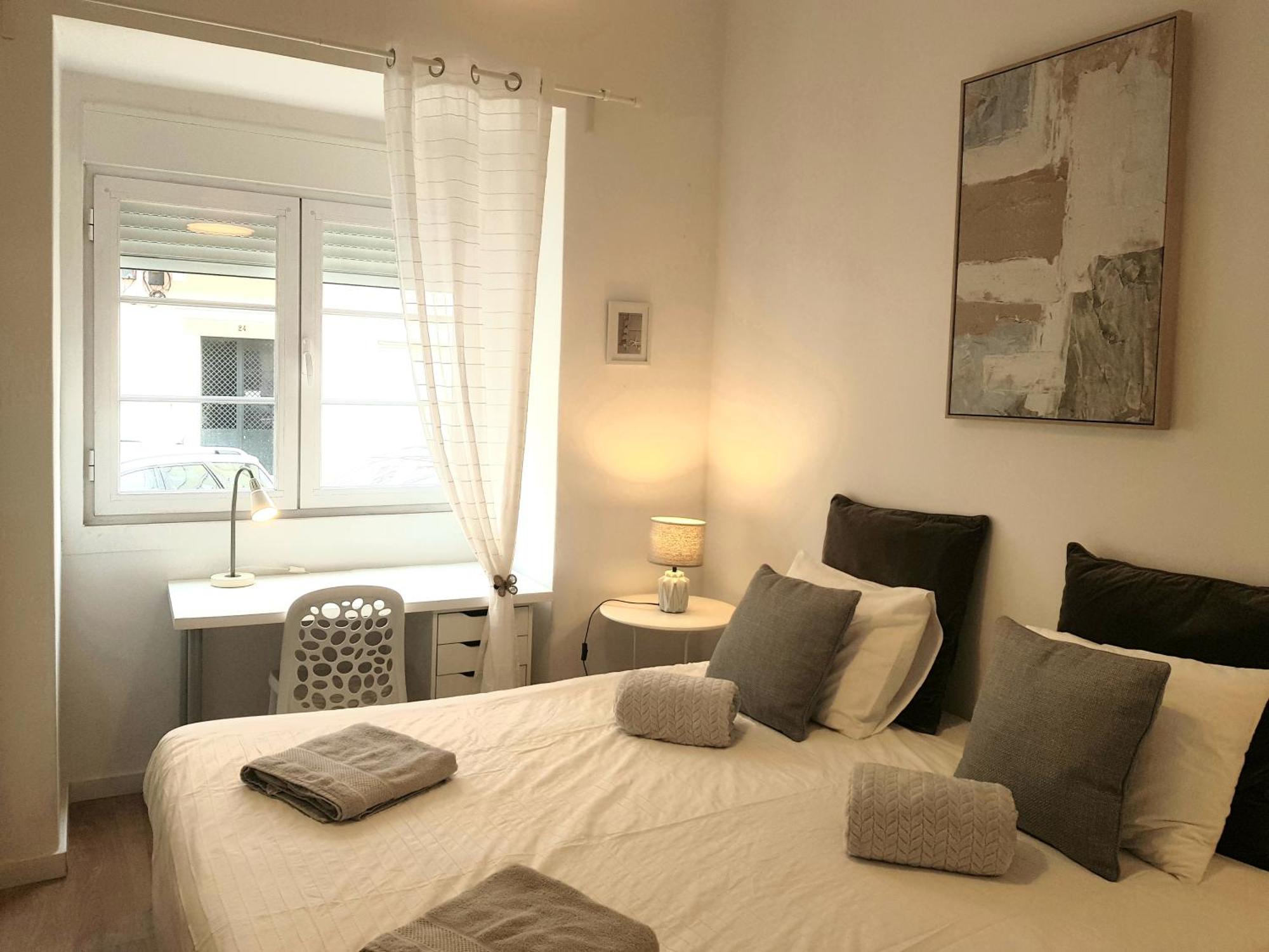 Alm- Spacious. Sunny. Patio. Quiet Area. Fast Wifi Lissabon
