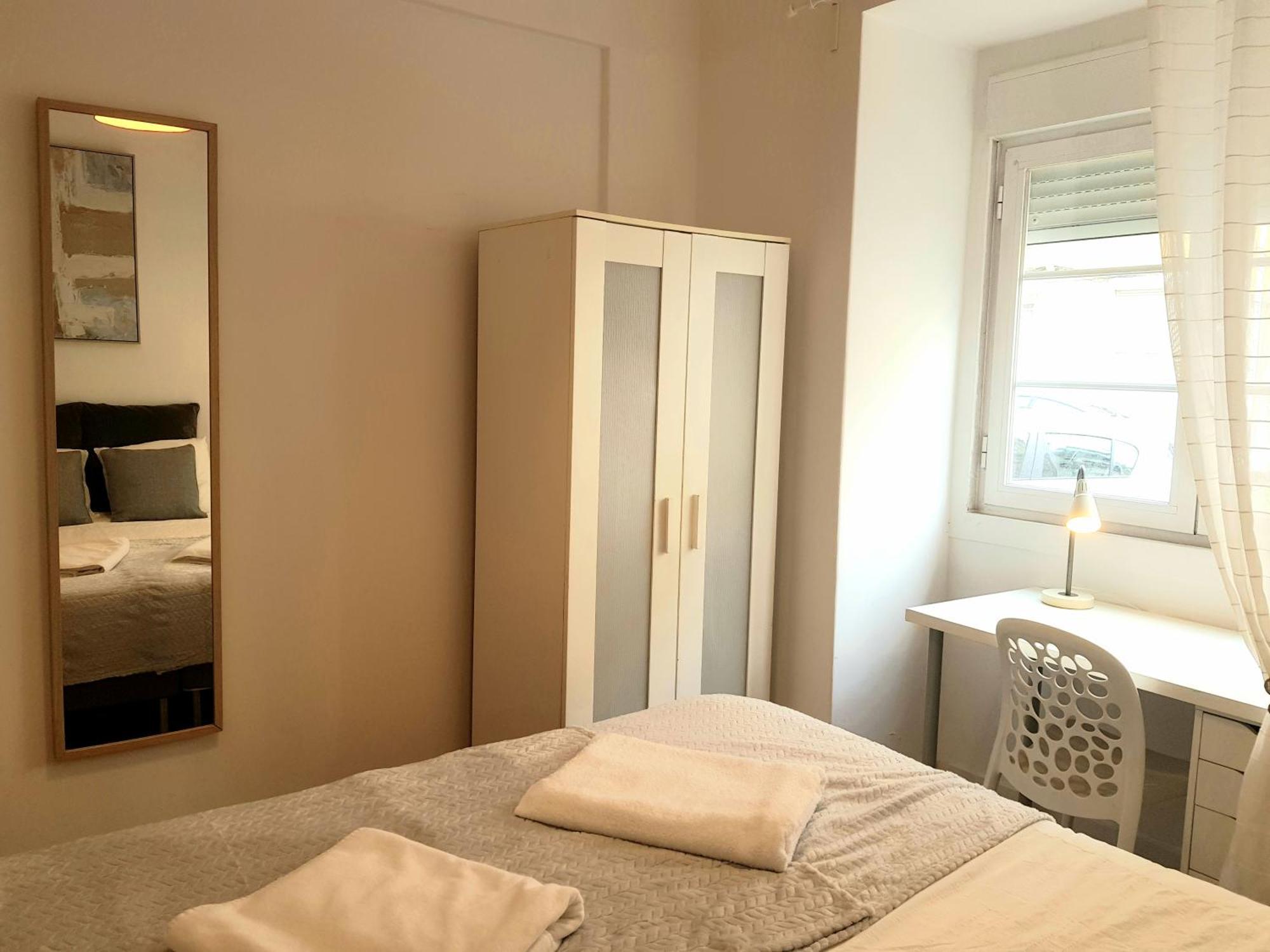 Alm- Spacious. Sunny. Patio. Quiet Area. Fast Wifi Apartment *