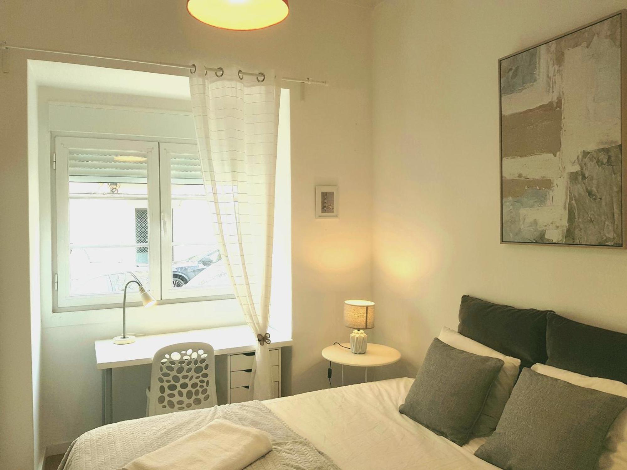 Alm- Spacious. Sunny. Patio. Quiet Area. Fast Wifi